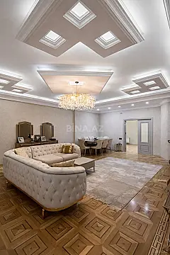 Satılır 4 otaqlı mənzil 247 m²