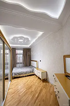 Satılır 4 otaqlı mənzil 247 m²