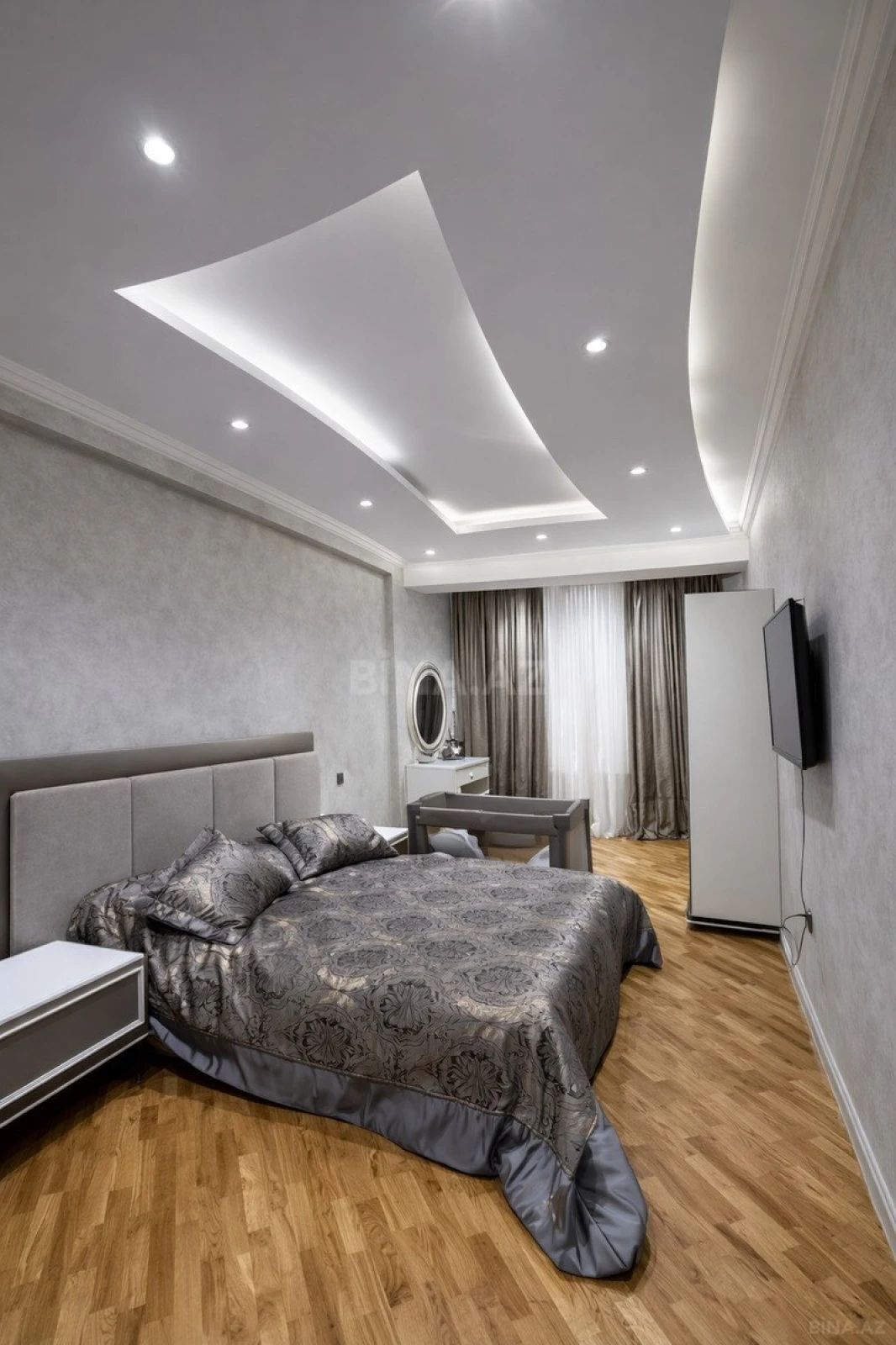 Satılır 4 otaqlı mənzil 247 m²