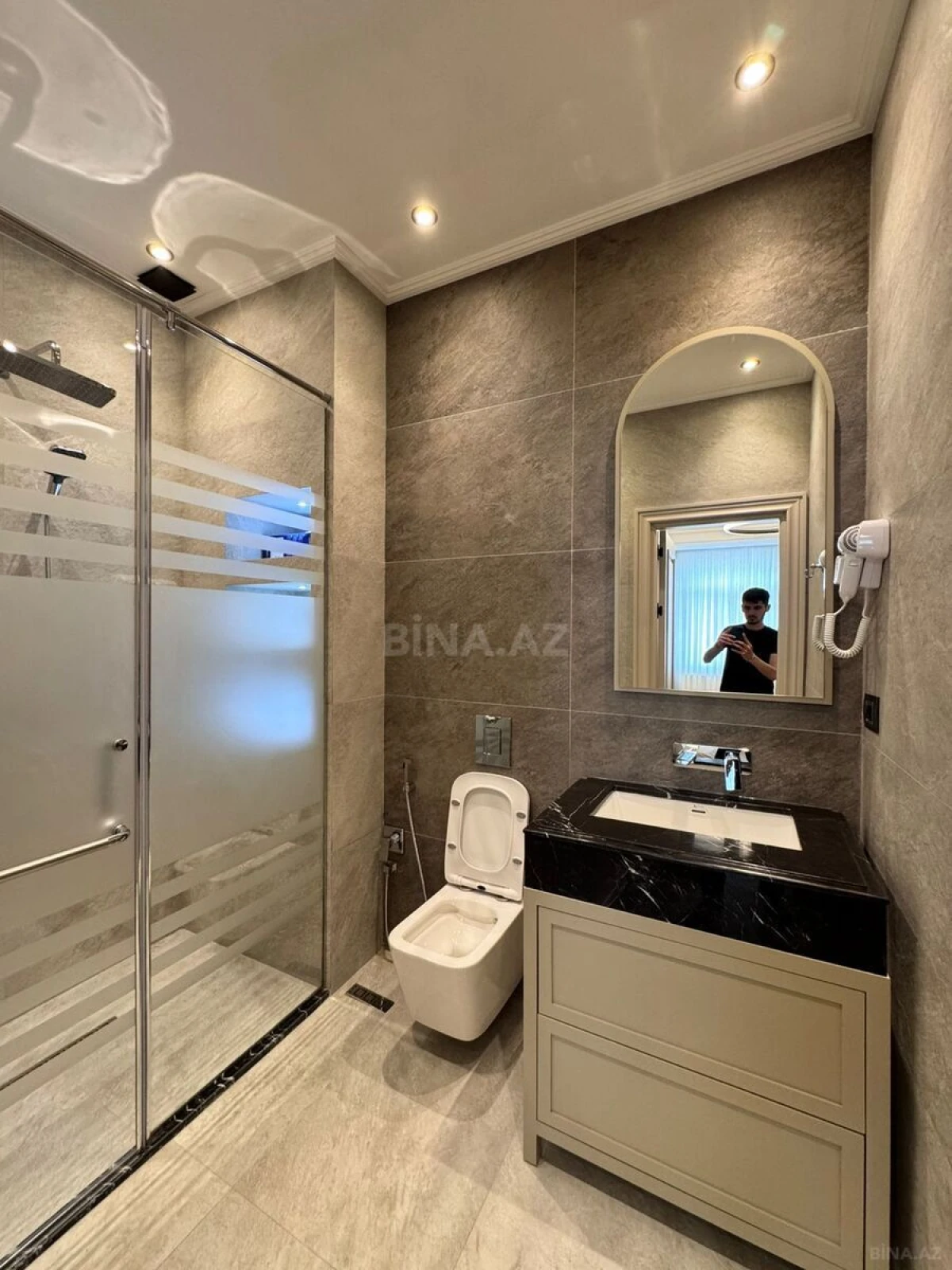 Satılır 4 otaqlı mənzil 185 m²