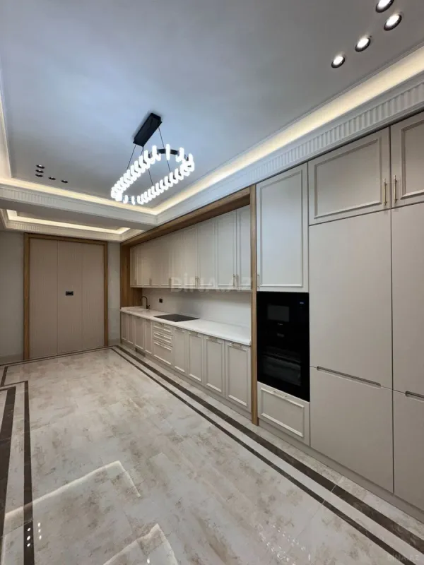 Satılır 4 otaqlı mənzil 185 m²