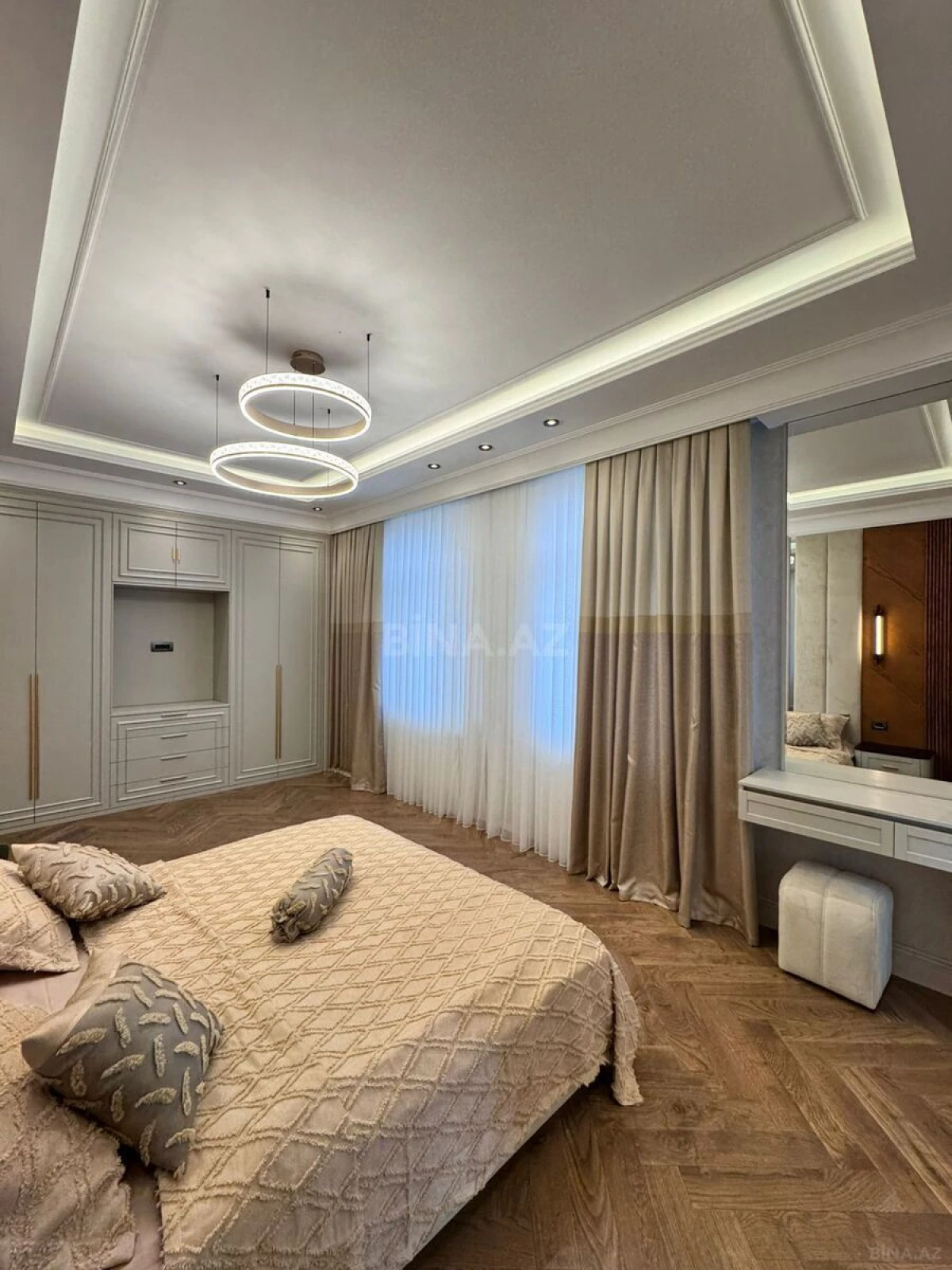 Satılır 4 otaqlı mənzil 185 m²