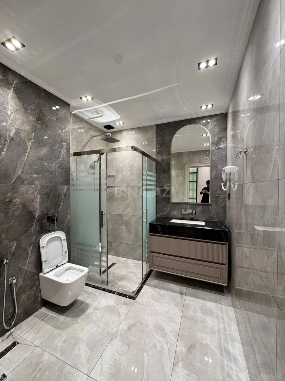 Satılır 4 otaqlı mənzil 185 m²