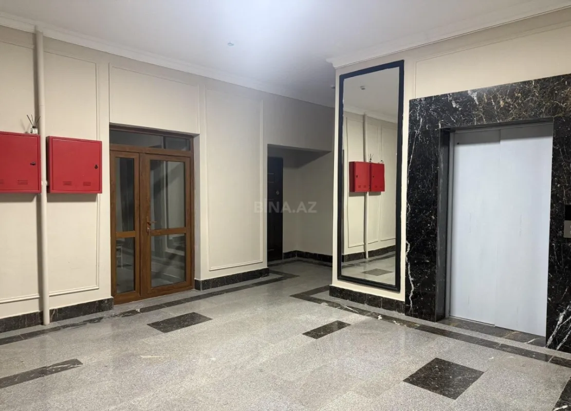 Satılır 4 otaqlı mənzil 245 m²