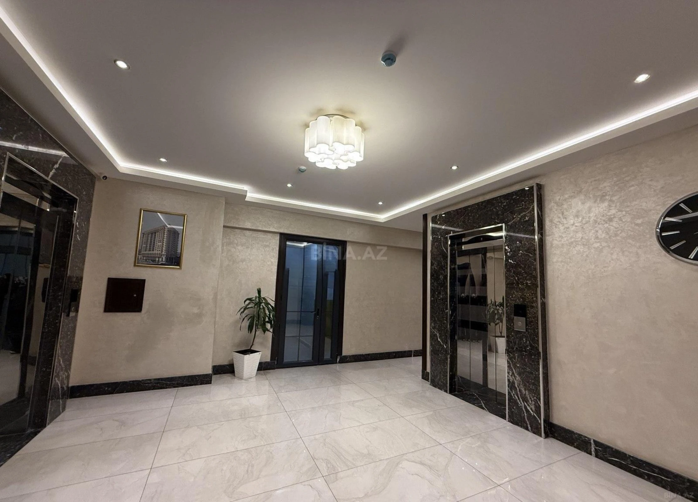 Satılır 4 otaqlı mənzil 245 m²