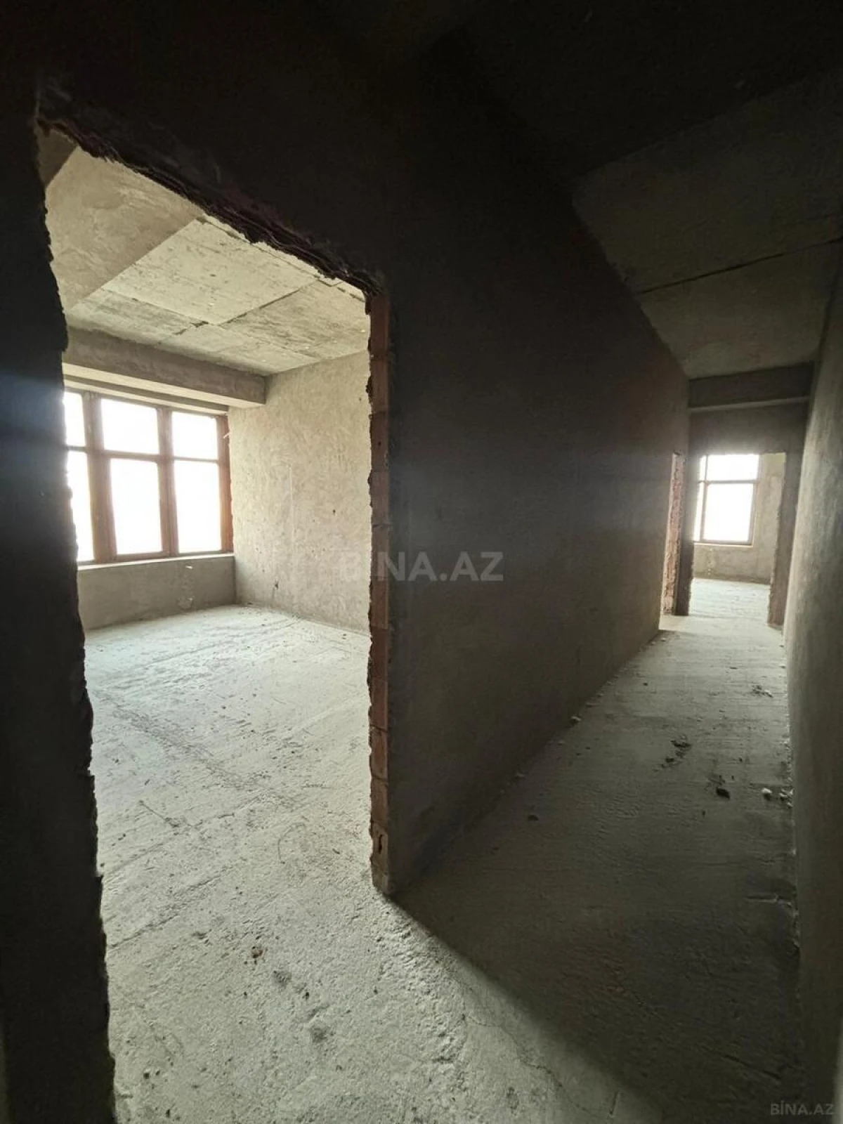 Satılır 4 otaqlı mənzil 245 m²