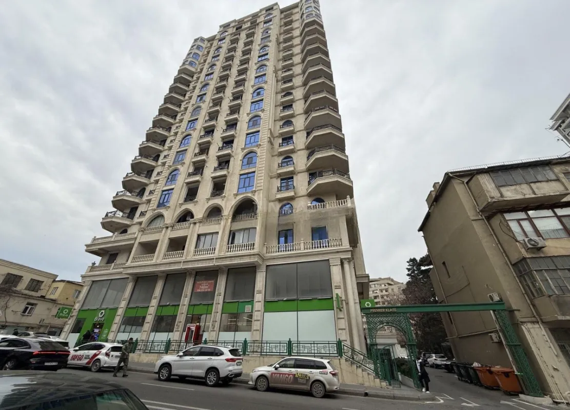 Satılır 4 otaqlı mənzil 245 m²