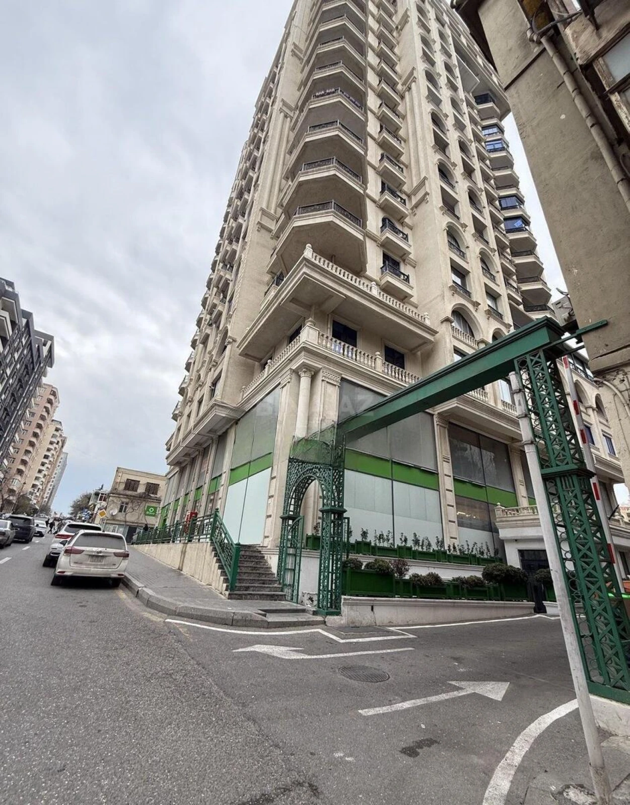 Satılır 4 otaqlı mənzil 245 m²