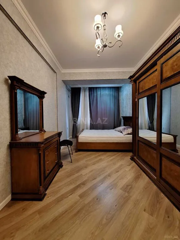 Satılır 3 otaqlı mənzil 122 m²