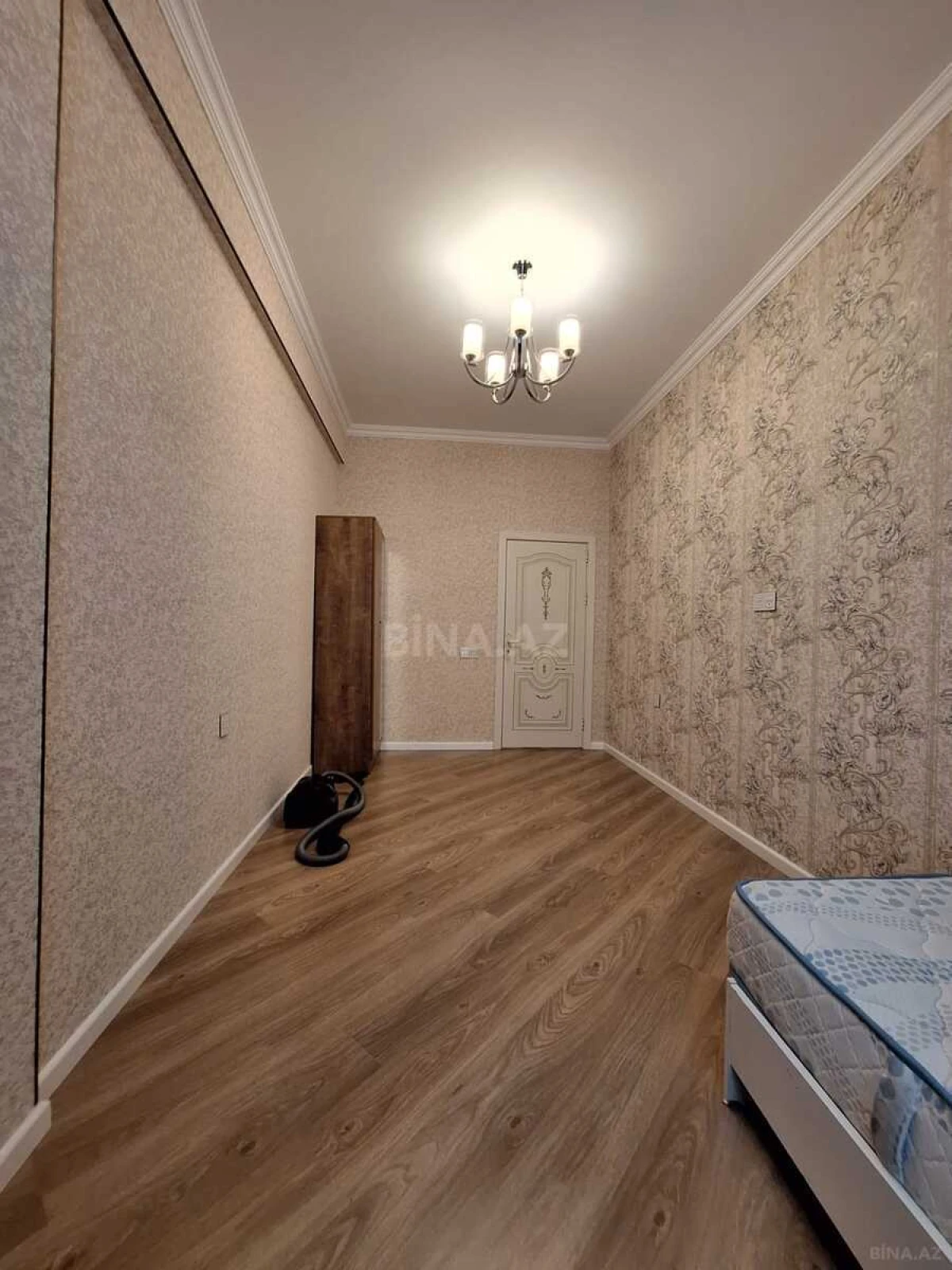 Satılır 3 otaqlı mənzil 122 m²