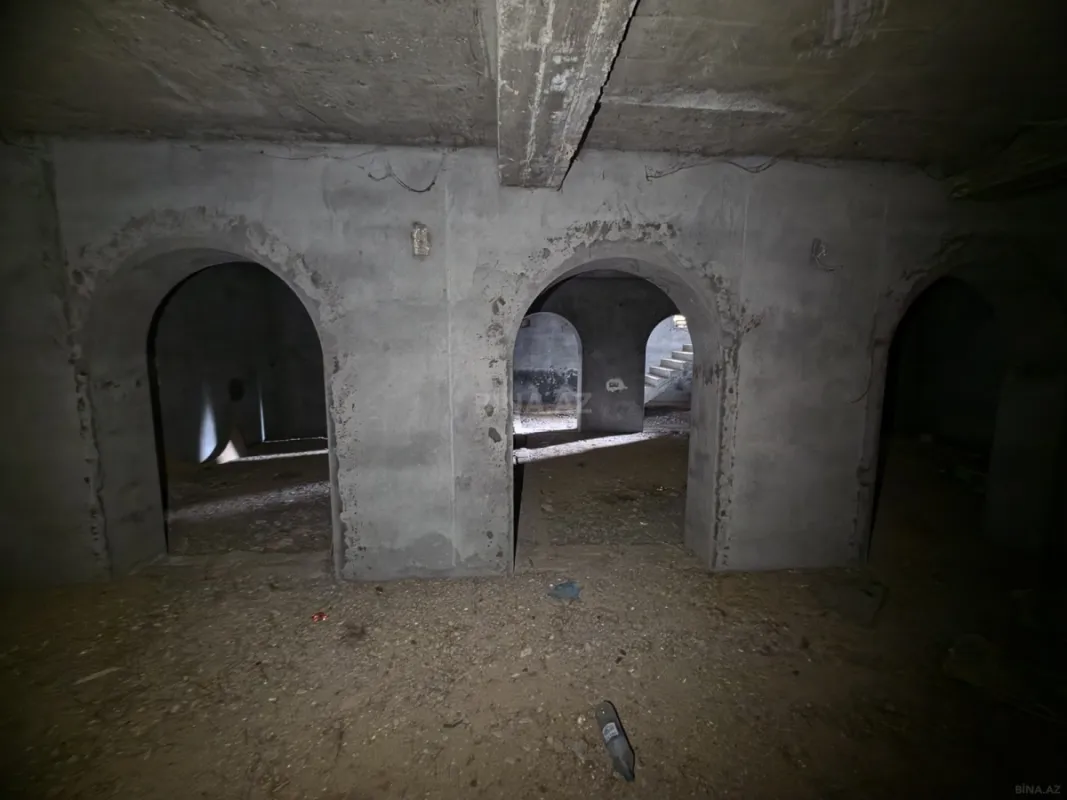 Satılır 10 otaqlı həyət evi 650 m²