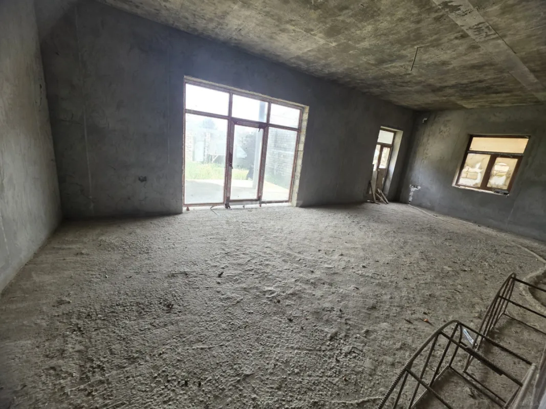 Satılır 10 otaqlı həyət evi 650 m²