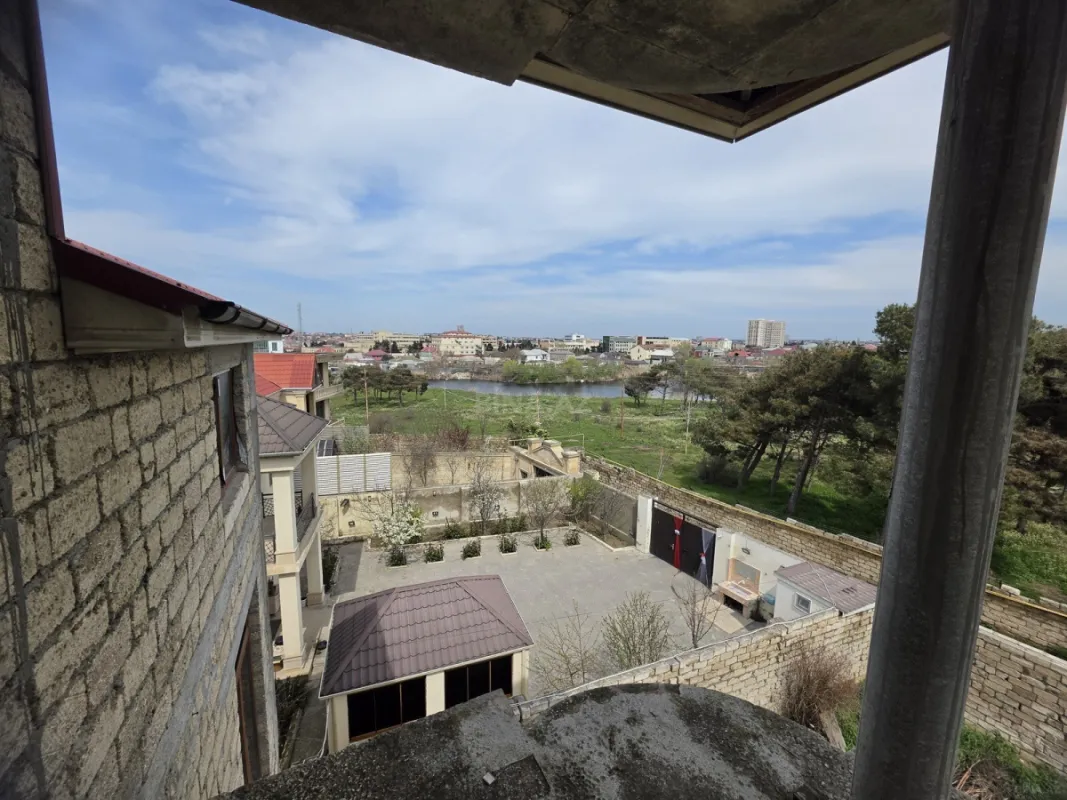 Satılır 10 otaqlı həyət evi 650 m²