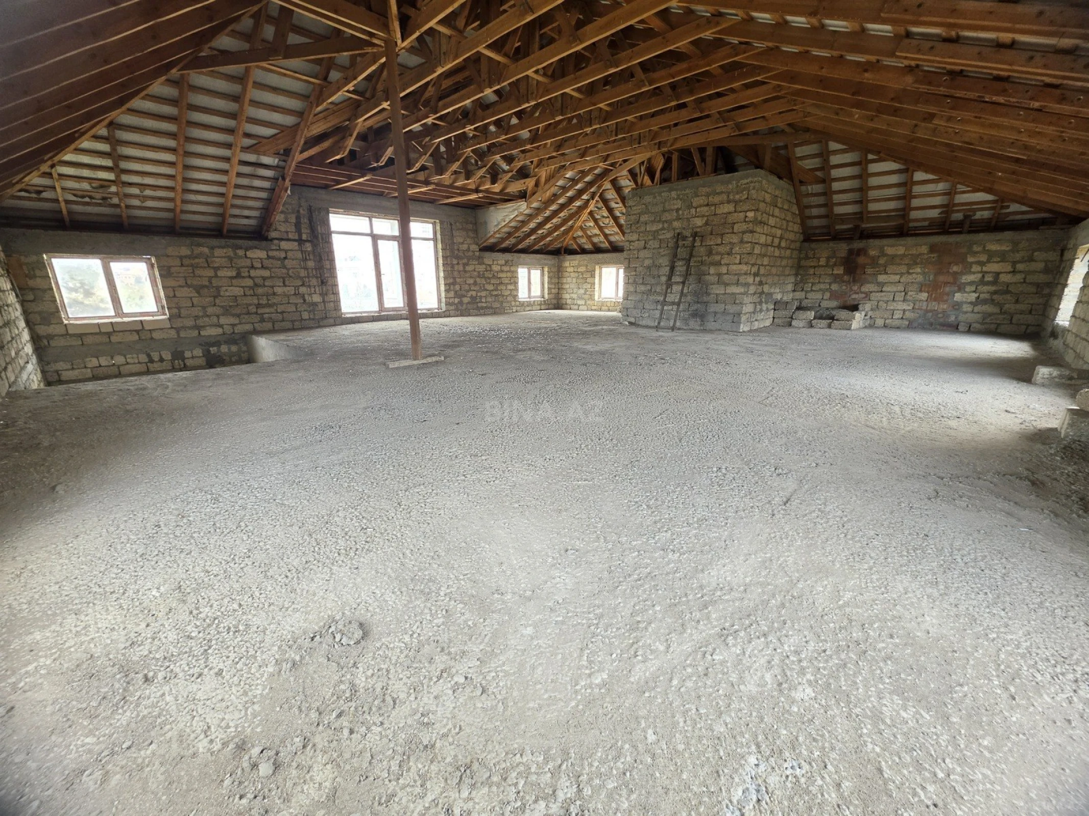 Satılır 10 otaqlı həyət evi 650 m²