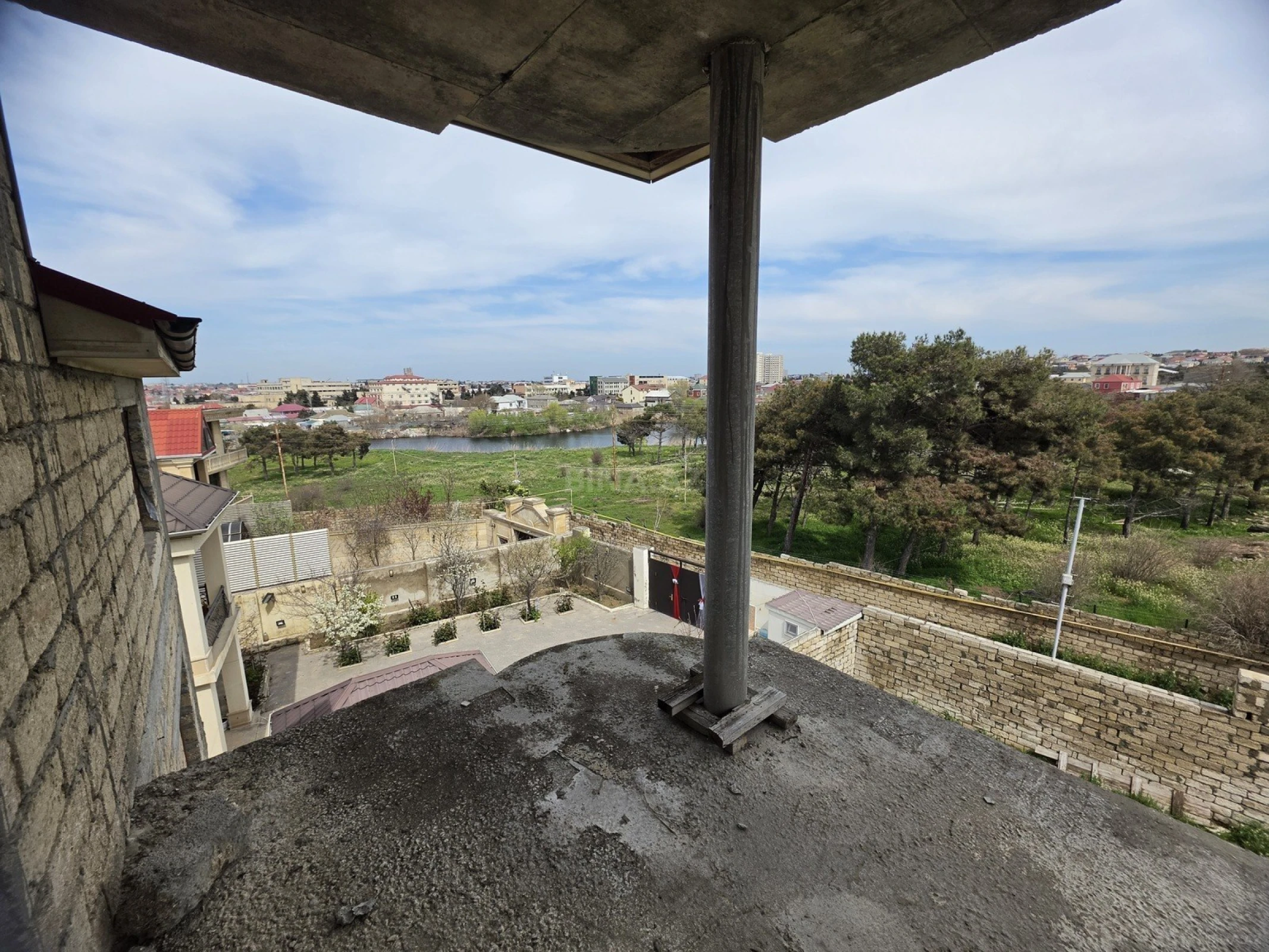 Satılır 10 otaqlı həyət evi 650 m²