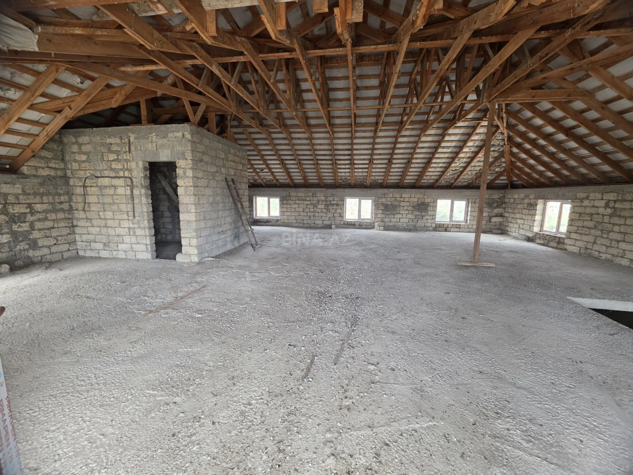 Satılır 10 otaqlı həyət evi 650 m²