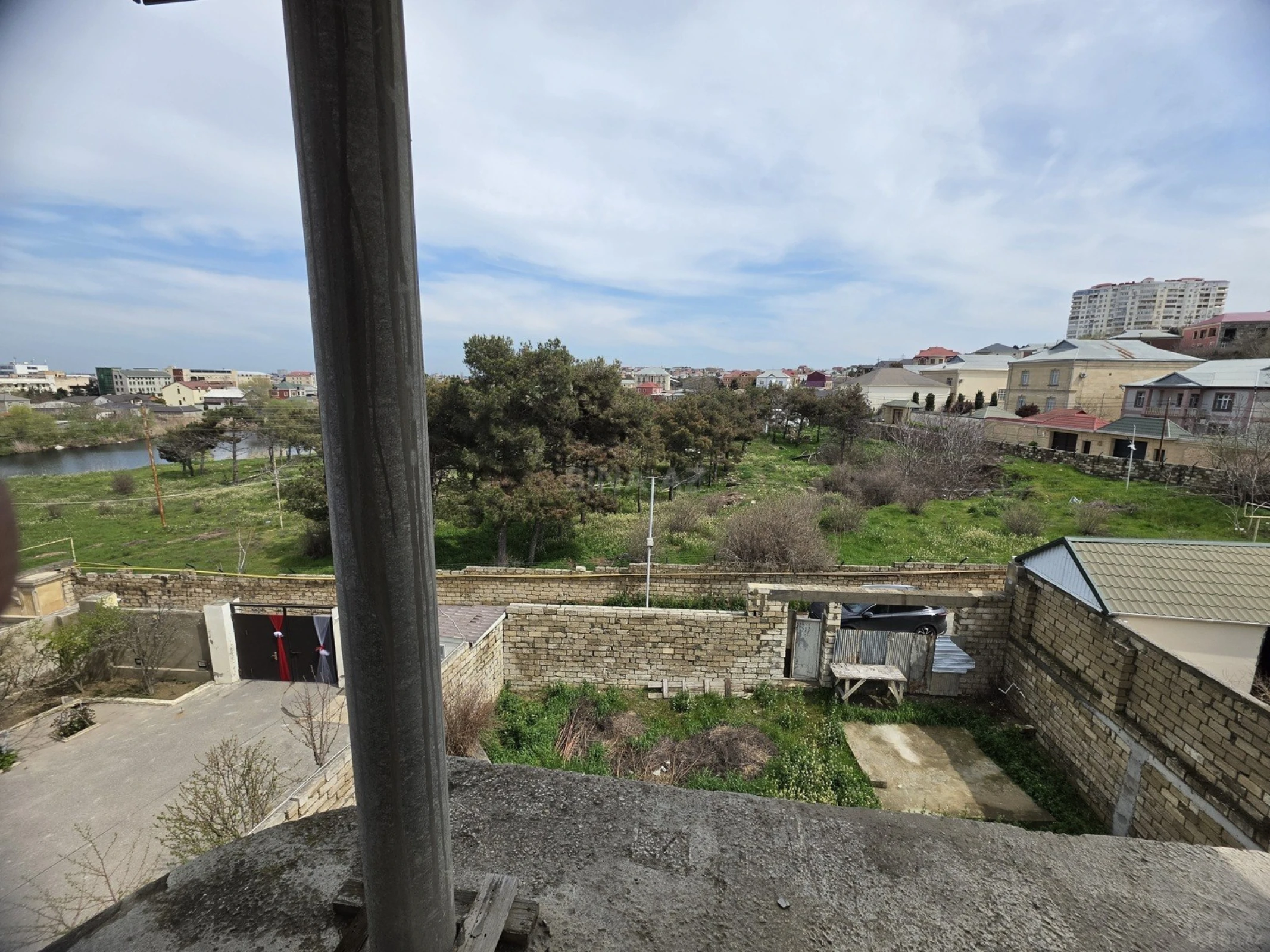 Satılır 10 otaqlı həyət evi 650 m²