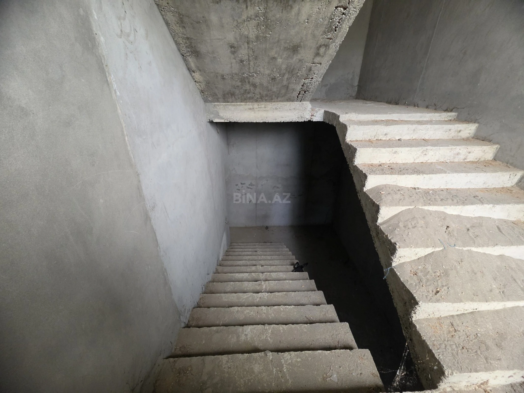 Satılır 10 otaqlı həyət evi 650 m²