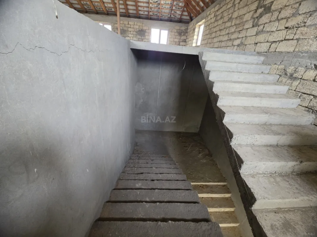Satılır 10 otaqlı həyət evi 650 m²