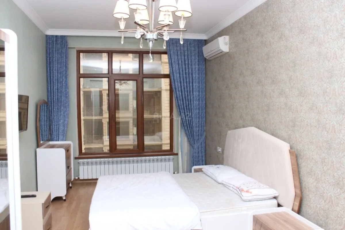 Satılır 4 otaqlı mənzil 220 m²