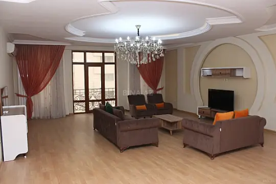 Satılır 4 otaqlı mənzil 220 m²