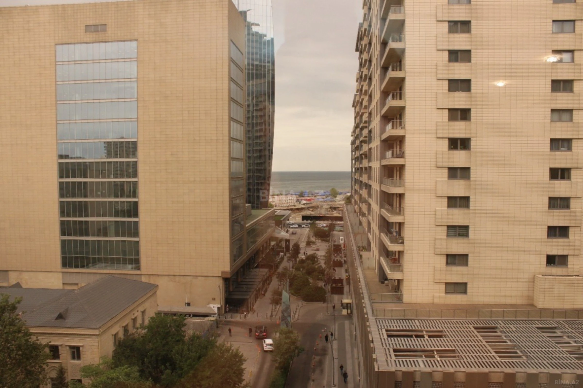 Satılır 4 otaqlı mənzil 220 m²