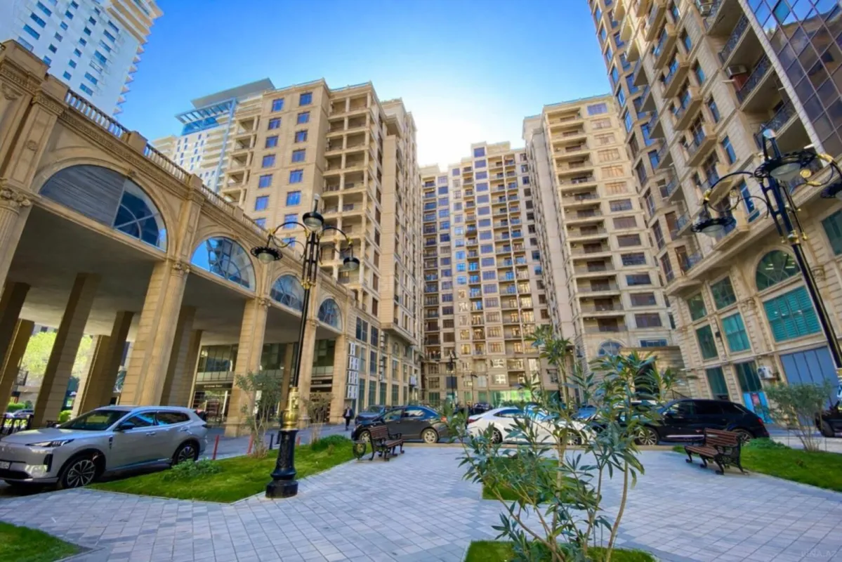 Satılır 4 otaqlı mənzil 220 m²