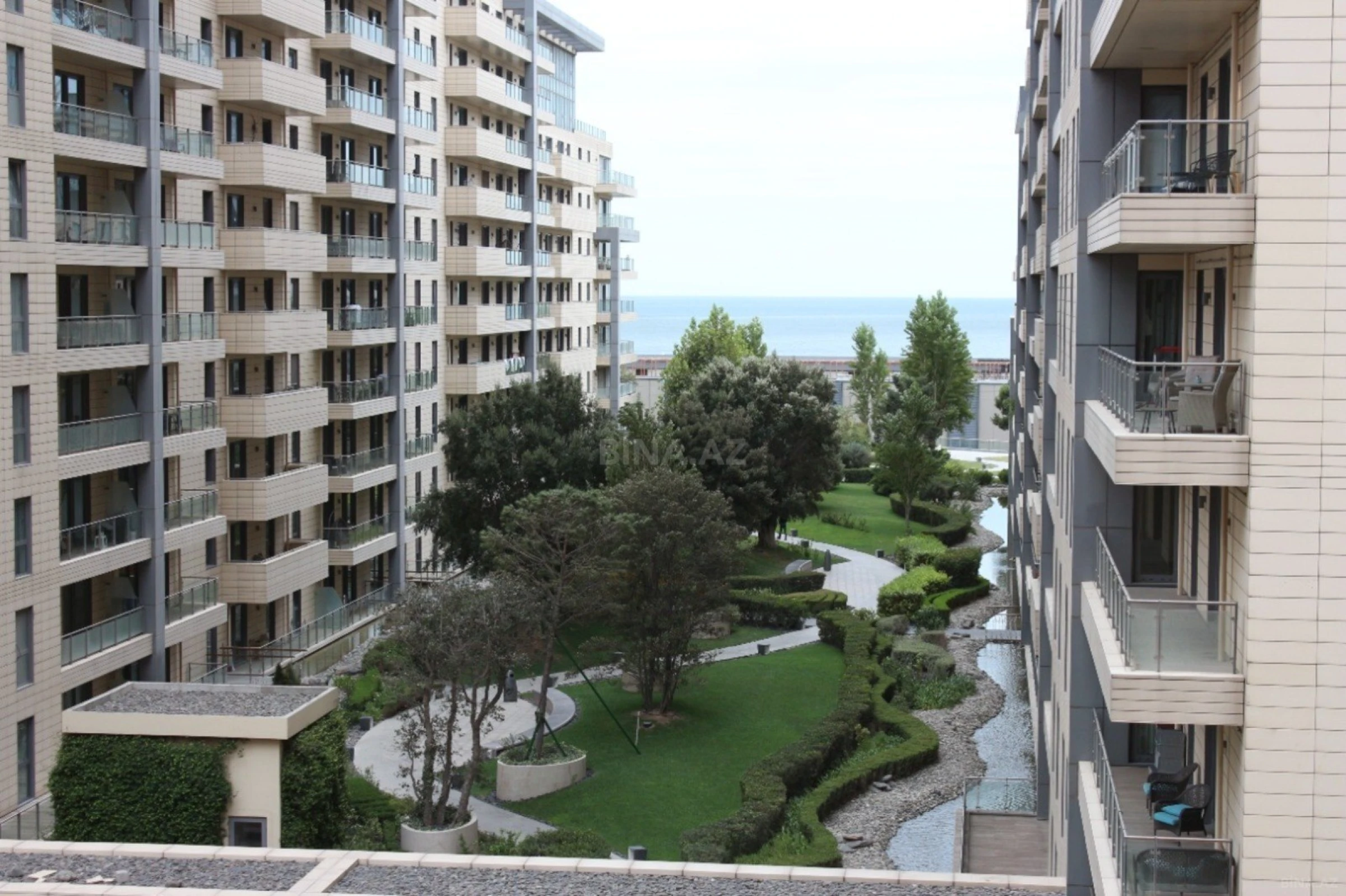 Satılır 4 otaqlı mənzil 220 m²