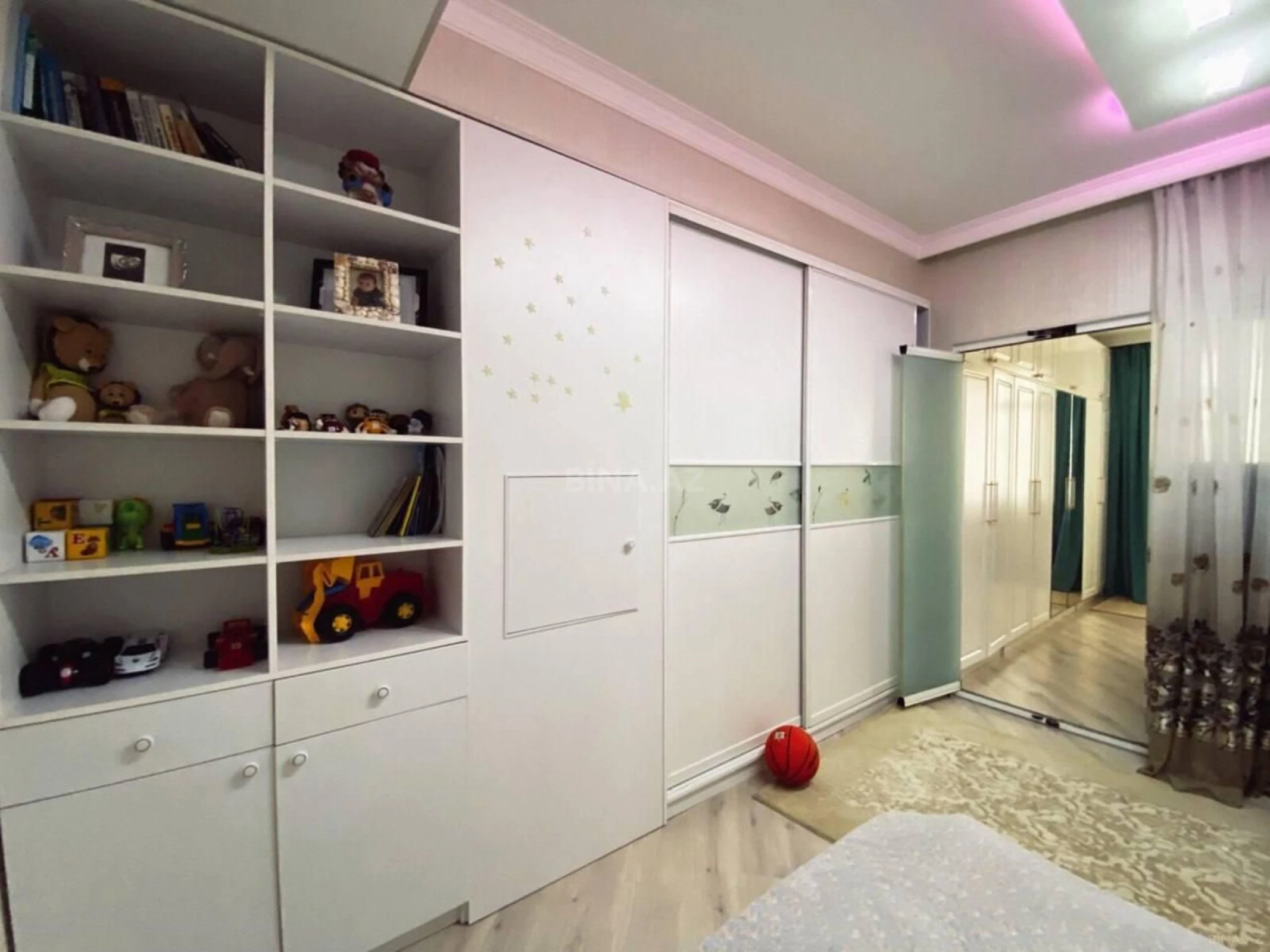 Satılır 4 otaqlı mənzil 190 m²
