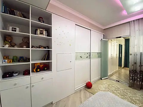 Satılır 4 otaqlı mənzil 190 m²