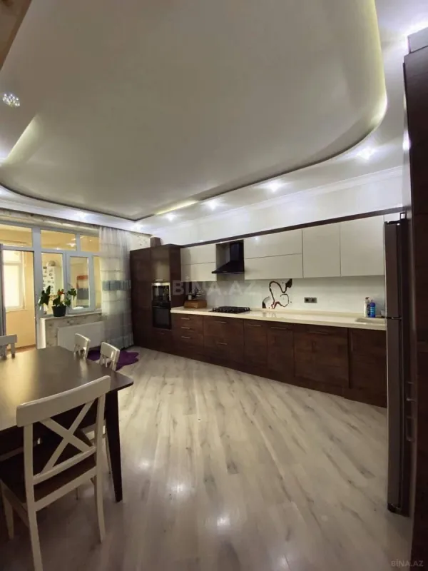 Satılır 4 otaqlı mənzil 190 m²