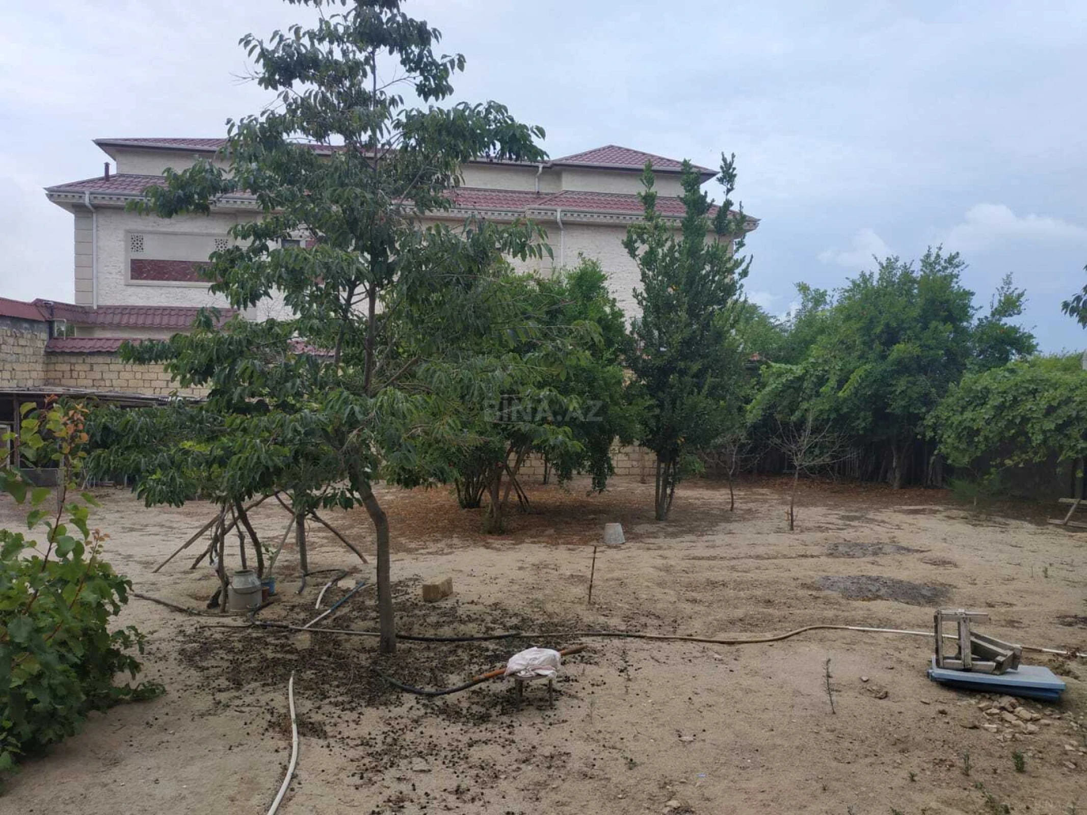 Satılır 8 otaqlı həyət evi 320 m²