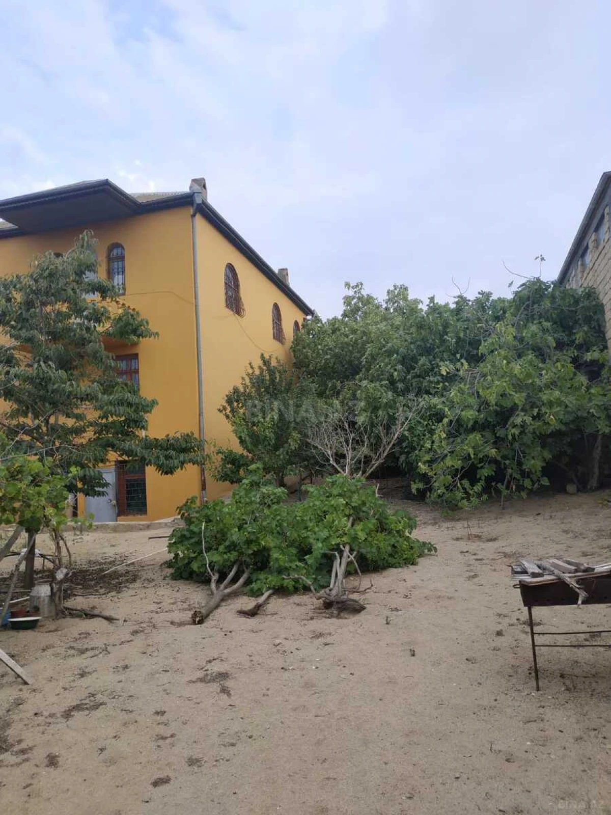 Satılır 8 otaqlı həyət evi 320 m²