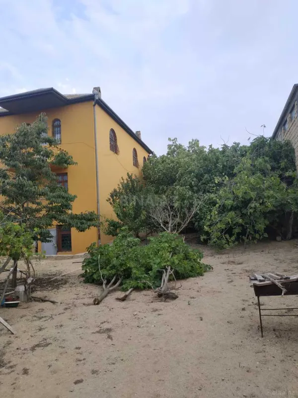 Satılır 8 otaqlı həyət evi 320 m²