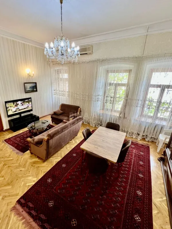 Kirayə verilir 3 otaqlı mənzil 142 m²