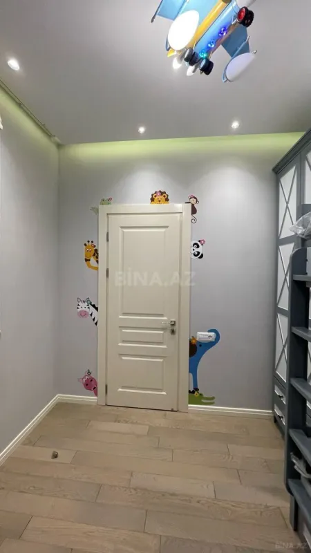 Satılır 4 otaqlı mənzil 140 m²