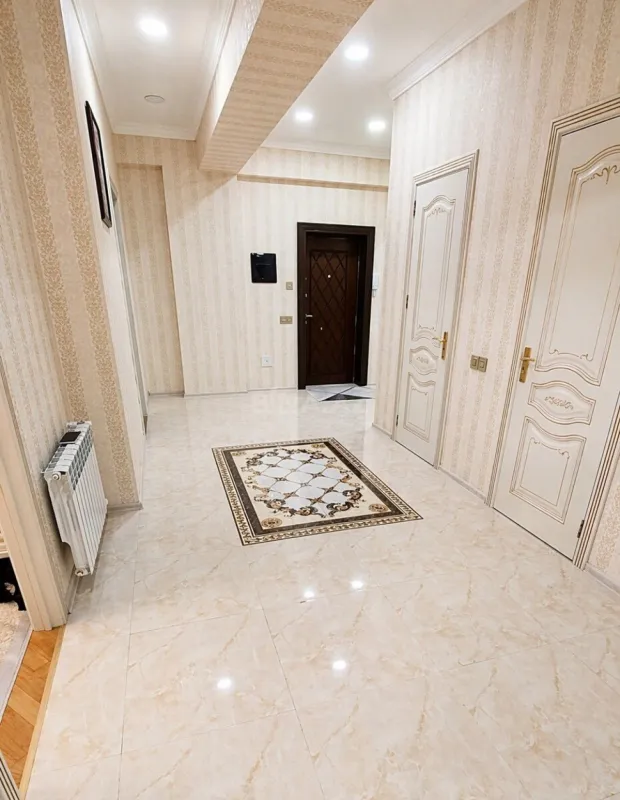 Satılır 3 otaqlı mənzil 140 m²