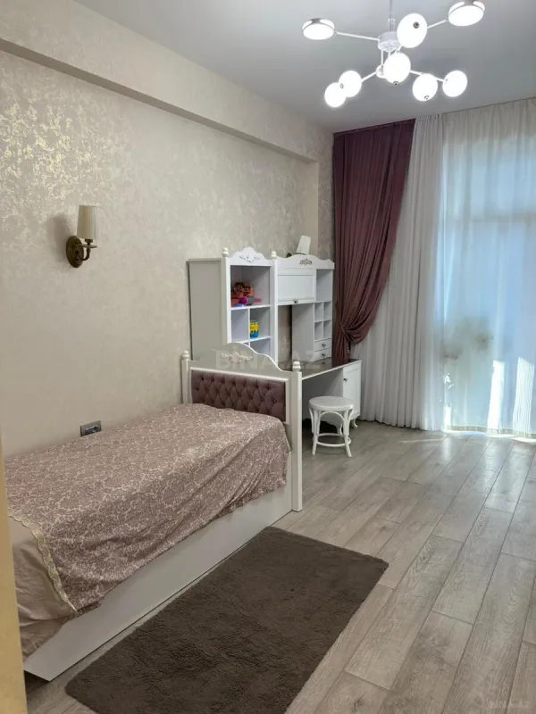 Kirayə verilir 4 otaqlı mənzil 145 m²