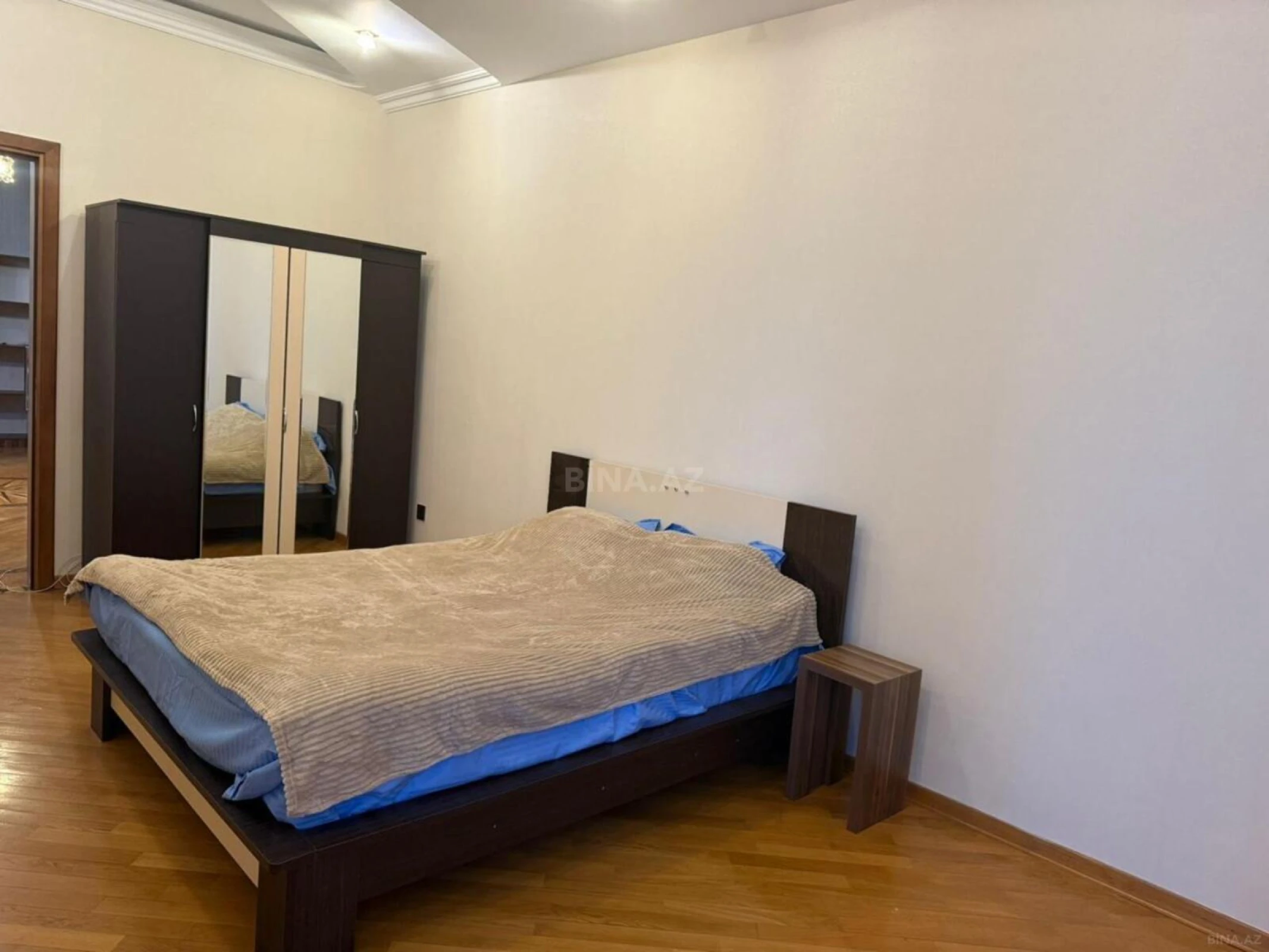 Kirayə verilir 4 otaqlı mənzil 205 m²