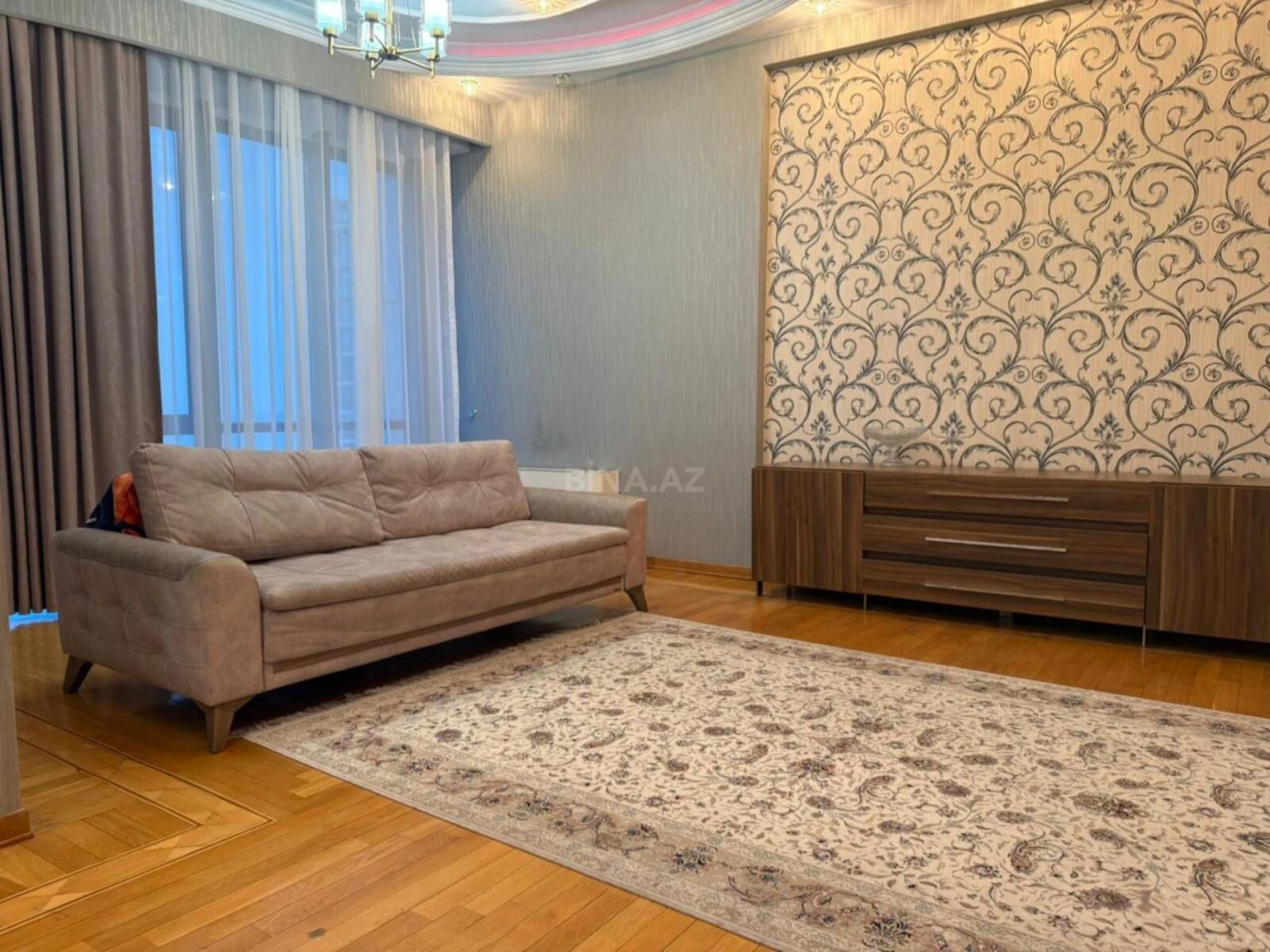 Kirayə verilir 4 otaqlı mənzil 205 m²