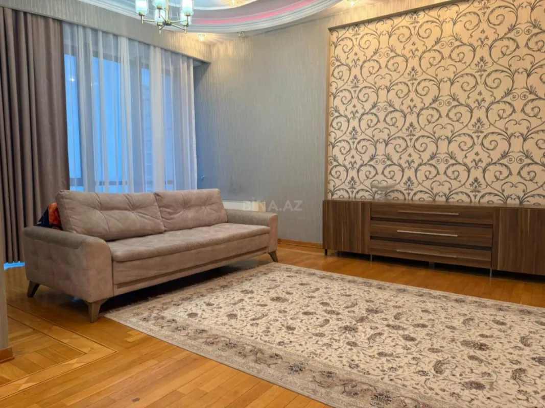Kirayə verilir 4 otaqlı mənzil 205 m²