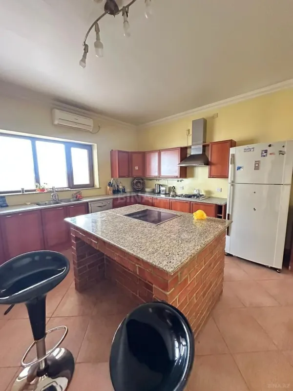 Kirayə verilir 8 otaqlı həyət evi 500 m²