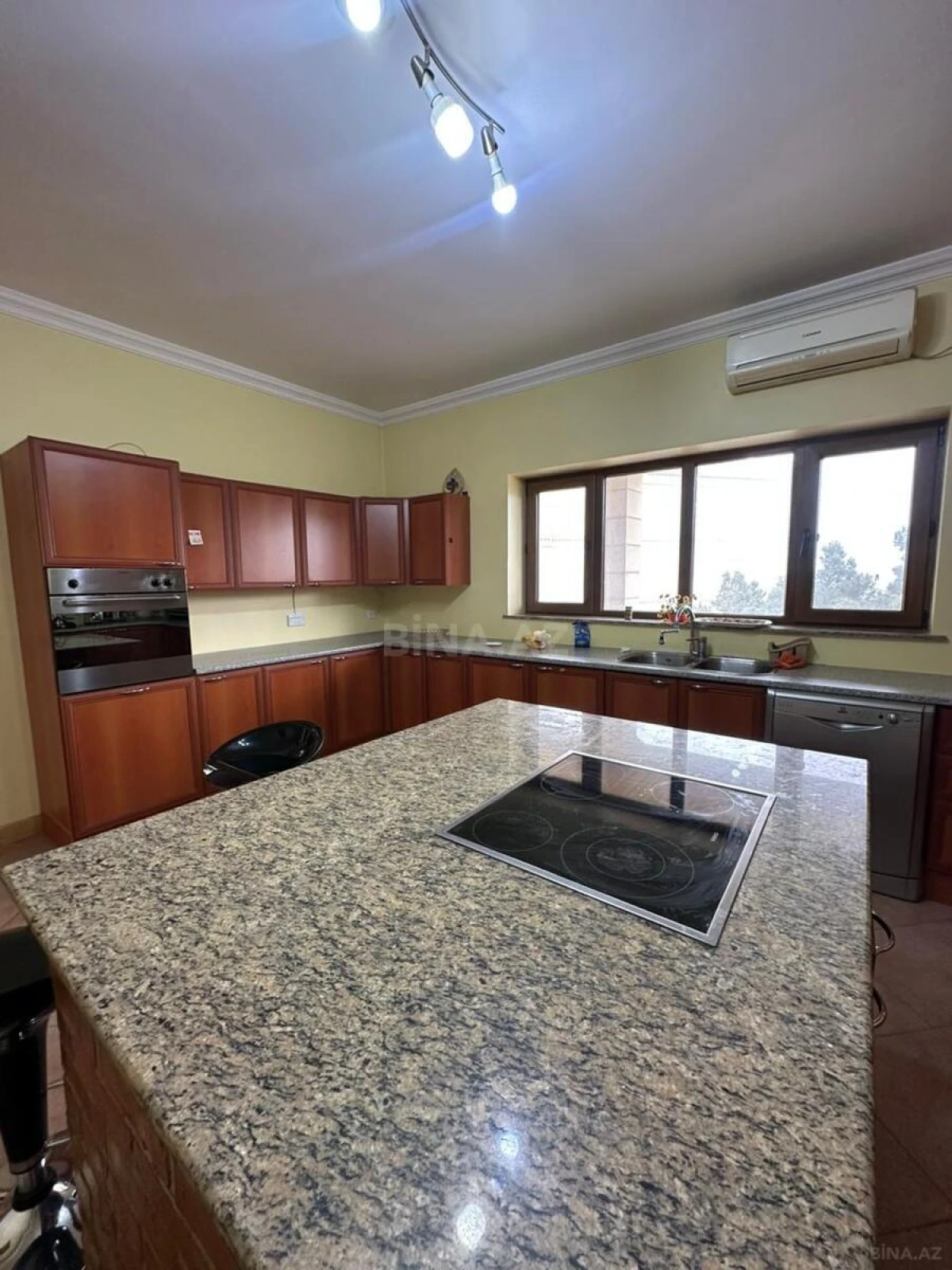 Kirayə verilir 8 otaqlı həyət evi 500 m²