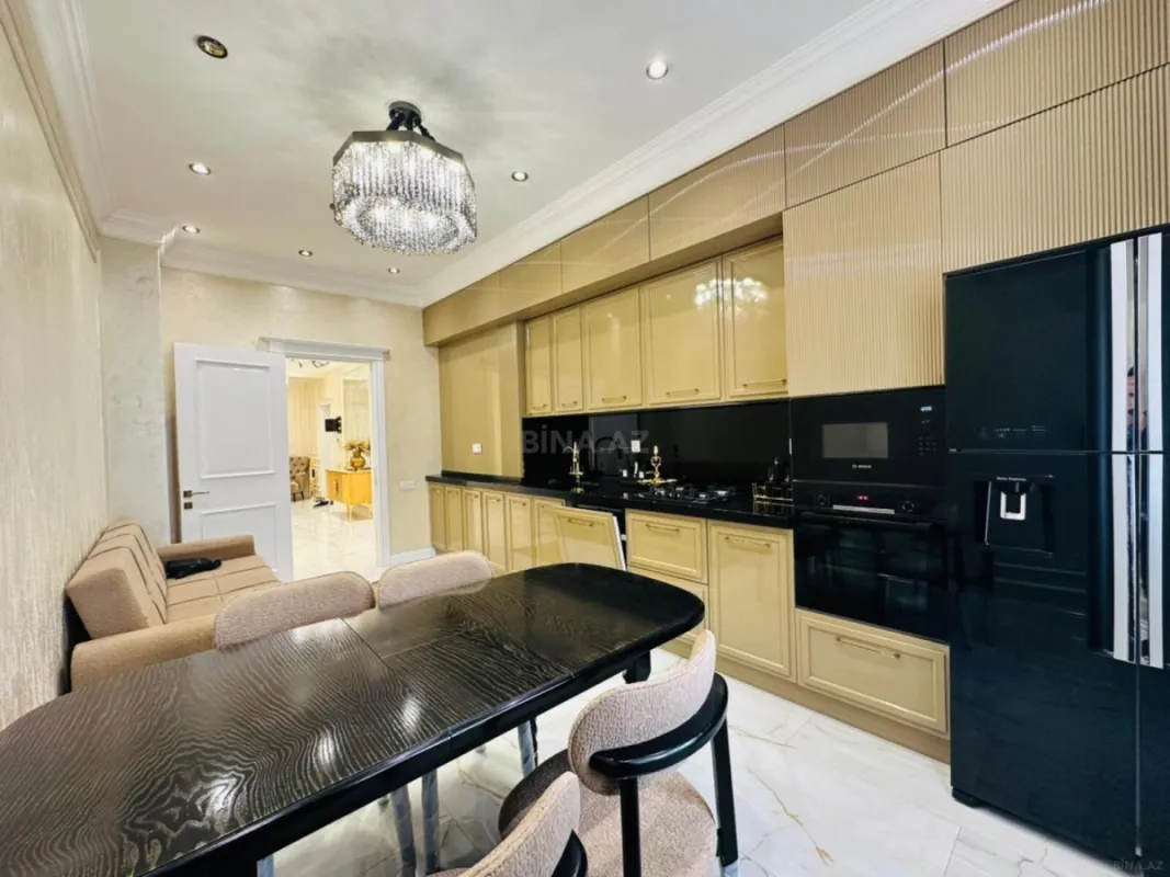 Satılır 4 otaqlı mənzil 207 m²