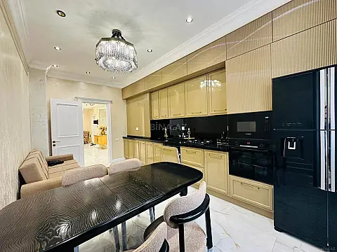 Satılır 4 otaqlı mənzil 207 m²