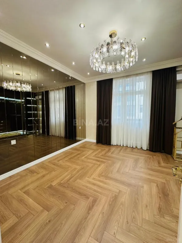 Satılır 4 otaqlı mənzil 207 m²