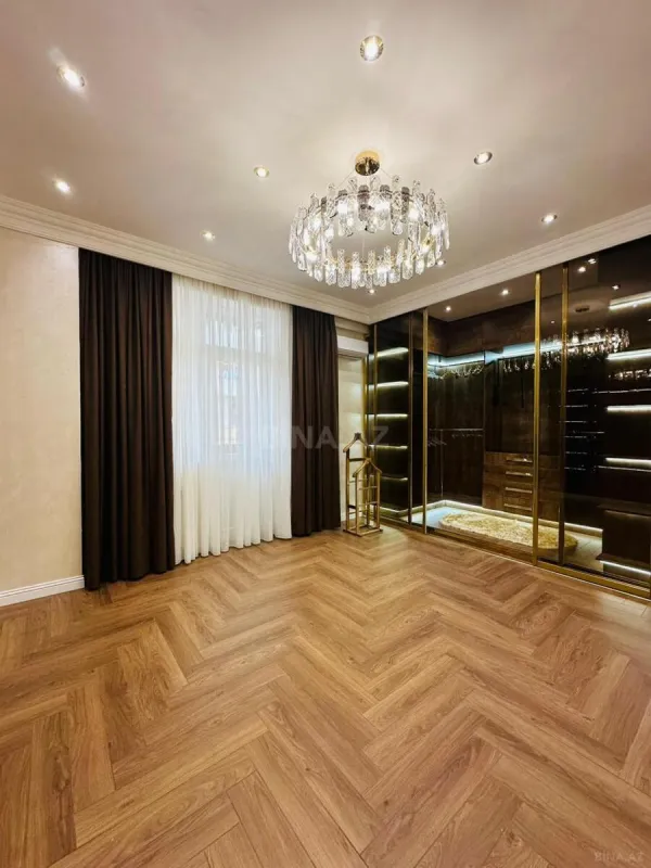 Satılır 4 otaqlı mənzil 207 m²