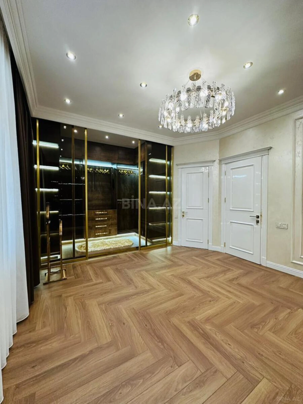 Satılır 4 otaqlı mənzil 207 m²