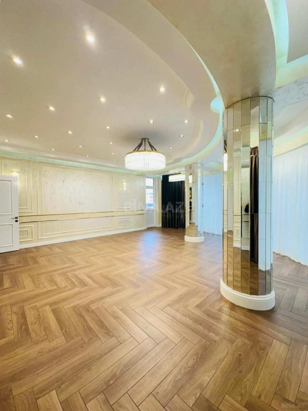 Satılır 4 otaqlı mənzil 207 m²