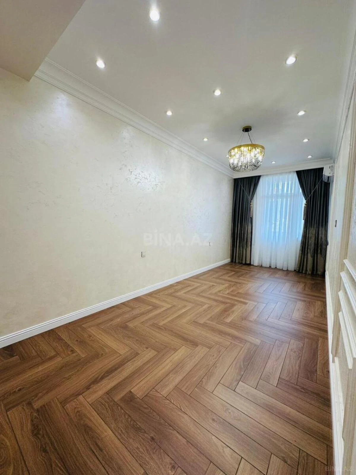 Satılır 4 otaqlı mənzil 207 m²